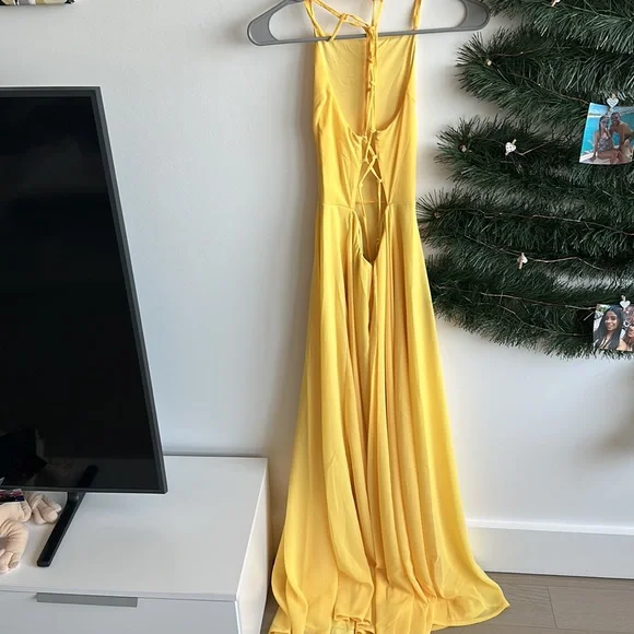 Beautiful gown for those spring/ summer- fall weddings! Lulus - size M - Picture 4 of 7